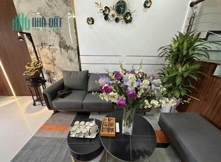 bán nhà hoàng quốc việt, 40m 5 tầng, 4 phòng ngủ, full nội thất, giá nhỉnh 5 tỷ