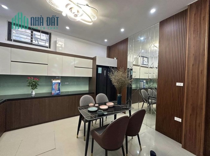 bán nhà hoàng quốc việt, 40m 5 tầng, 4 phòng ngủ, full nội thất, giá nhỉnh 5 tỷ