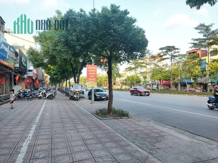 Cực Hiếm, Nhà Mặt phố Ngô Gia Tự, Vị trí Đẹp, Vỉa hè Rộng, Mặt tiền 14m.