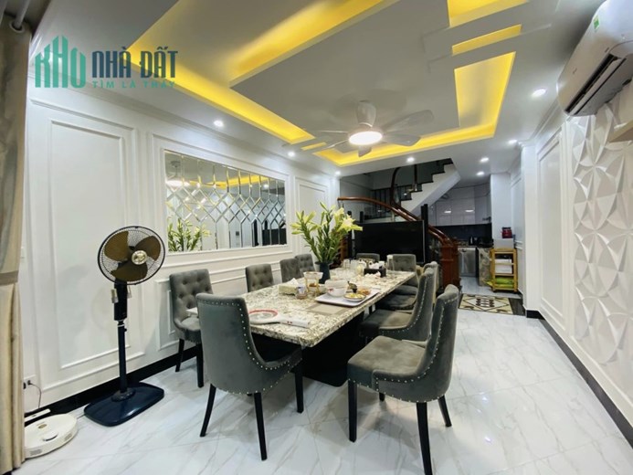 CHỈ 3.9 TỶ DUY NHẤT CĂN PHÂN LÔ Ô TÔ TRÁNH, KINH DOANH KHỦNG TẠI THANH XUÂN