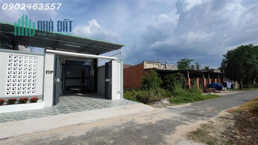 Gần Chợ, Trường Học, và Bệnh Viện - Nhà 3 Phòng Ngủ Lý Tưởng Cho Gia Đình!