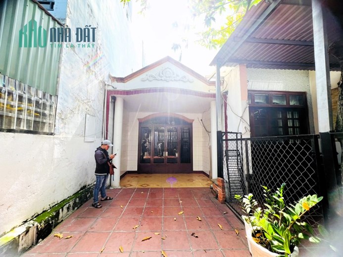 Cho thuê nhà nguyên căn 2pn có sân để xe hơi đường 9 Linh Chiểu