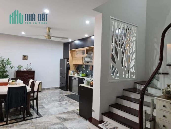 CẦN BÁN SIÊU PHẨM LĨNH NAM - Ô TÔ ĐỖ CỬA - CHỦ ĐỂ LẠI TOÀN BỘ NỘI THẤT.