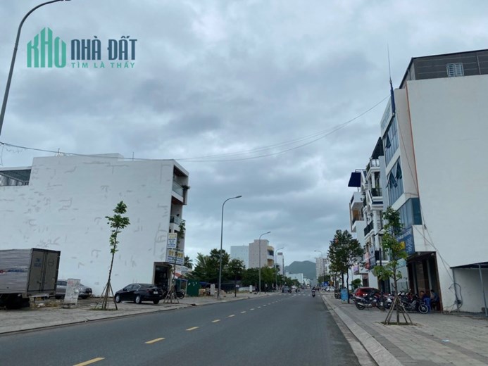 Bán lô đất mặt tiền đường số 4 ( Thích Quảng Đức ) . Có sổ Hồng .  ngang 14m . Giá Chốt 20 Tỷ .