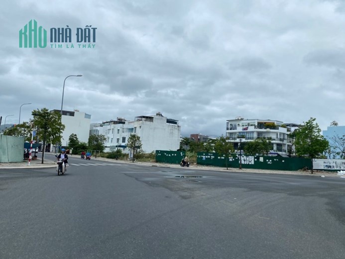 Bán lô đất mặt tiền đường số 4 ( Thích Quảng Đức ) . Có sổ Hồng .  ngang 14m . Giá Chốt 20 Tỷ .