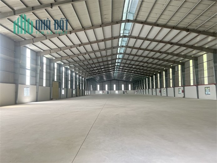 nhà xưởng ngoài kcn cho thuê, chiều cao 9m , có pc vách tường, bãi đậu chờ xuất nhập