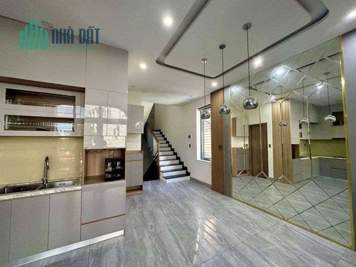 Siêu phẩm. Bán nhà 4 tầng mặt tiền Hải Châu. MT 5.5m nở hậu. Giá 7,x tỷ