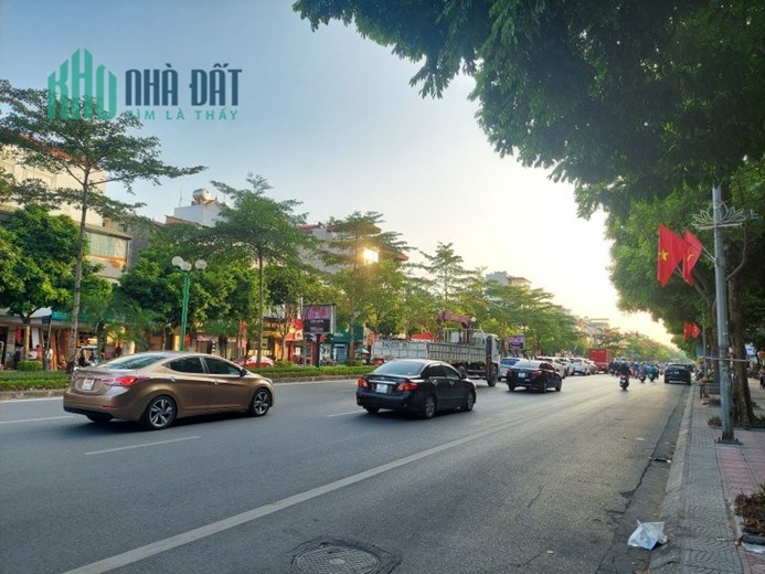 Cực Hiếm, Nhà Mặt phố Ngô Gia Tự, Vị trí Đẹp, Vỉa hè Rộng, Mặt tiền 14m.