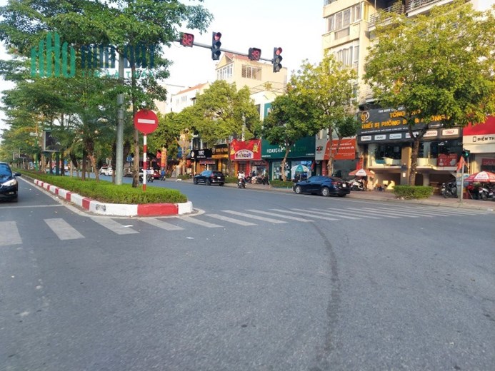 Cực Hiếm, Nhà Mặt phố Ngô Gia Tự, Vị trí Đẹp, Vỉa hè Rộng, Mặt tiền 14m.