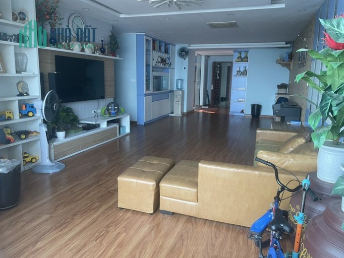 Hiếm ! Căn 3PN 2WC diện tích 144m2 Full nội thất giá 8 tỷ có slot oto BC DN