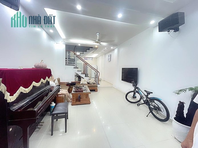 Bán nhà độc lập dân xây 48m 3 tầng GIÁ 3.3 tỉ ngõ ô.tô ở gần TĐC Sao Sáng