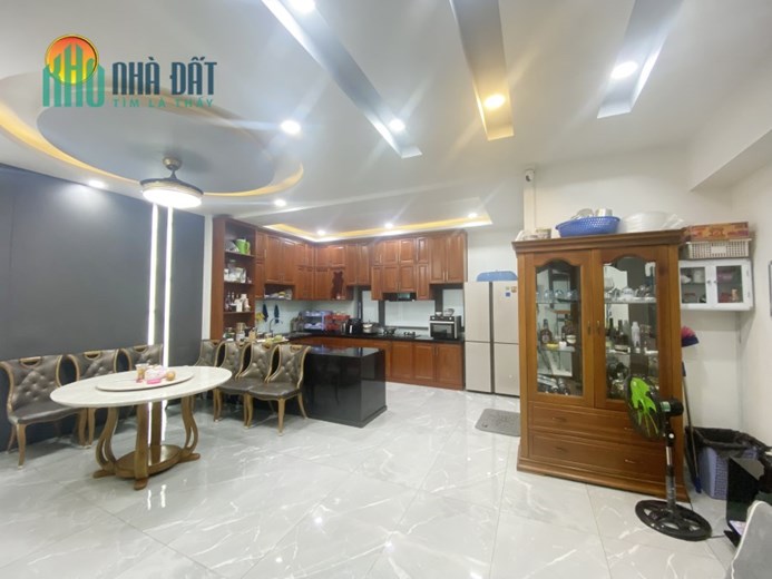 Bán nhà 2 mặt tiền đang kinh doanh, đường Lã Xuân Oai, Long Trường, Thủ Đức.