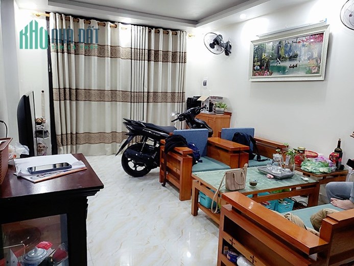 Bán nhà Chợ Hàng Cũ, 52m 3 tầng sân cổng riêng, ngõ nông, GIÁ 1.9 tỉ, quá ok
