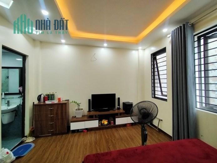 Áp lực tài chính Bán KHẨN CẤP nhà 4 tầng thạch Bàn, gần ô tô, 31m2, MT 4.7m, nhỉnh 2tỷ
