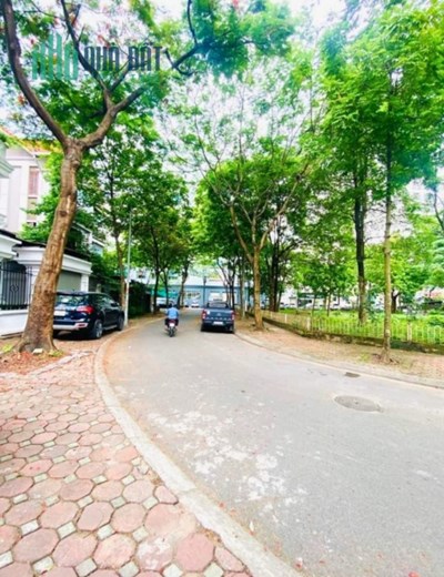 ĐẸP, Ở ĐẲNG CẤP biệt thự sân vườn KĐT Dịch Vọng Cầu Giấy, full nội thất, 268m5t có hầm 76 tỷ