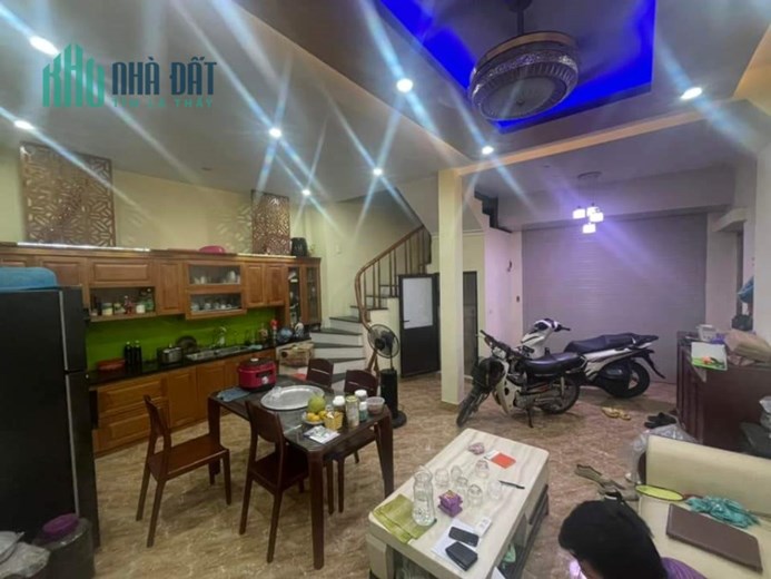 Bán nhà phố Giáp Bát quận Hoàng Mai. DT 43m × 4 Tầng Nhà đẹp khu dân trí cao.