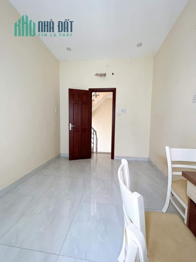Nhà đẹp Ngang 3x7- 5 tấm cách hẻm xe hơi 10m Q4 hơn 2 tỷ 3 phòng ngủ 2wc