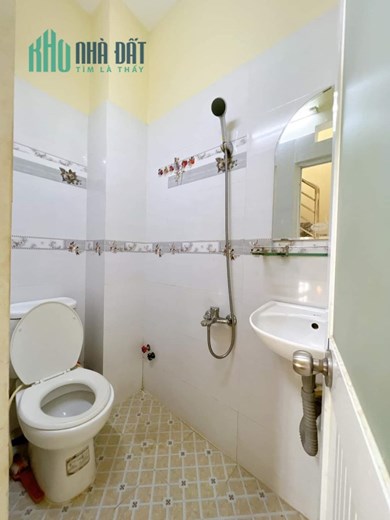 Nhà đẹp Ngang 3x7- 5 tấm cách hẻm xe hơi 10m Q4 hơn 2 tỷ 3 phòng ngủ 2wc