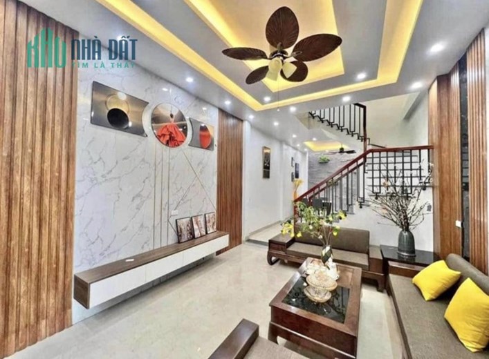 Bán nhà Mai Dịch,43m 5 tầng, 5 phòng ngủ, lô góc cách chỗ để oto 20m, nhỉnh 4tỷ
