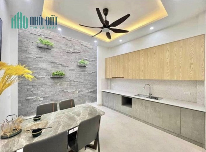 Bán nhà Mai Dịch,43m 5 tầng, 5 phòng ngủ, lô góc cách chỗ để oto 20m, nhỉnh 4tỷ