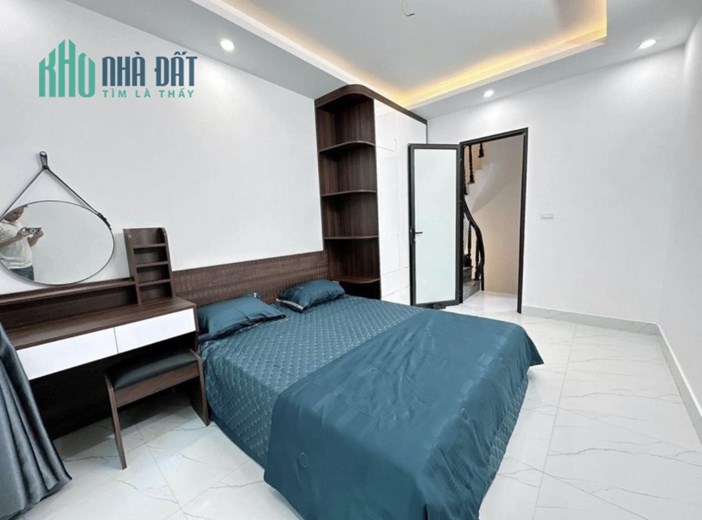 Bán nhà Xuân Thủy, 39m2 5 tầng, 4 phòng ngủ, full nội thất, cách phố 30m, gần chỗ để oto, giá nhỉnh