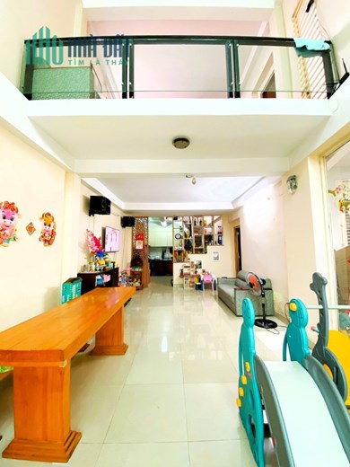 Cho thuê nhà 1T1L1L 4pn 130m2 full nội thất đường 4 Linh Tây