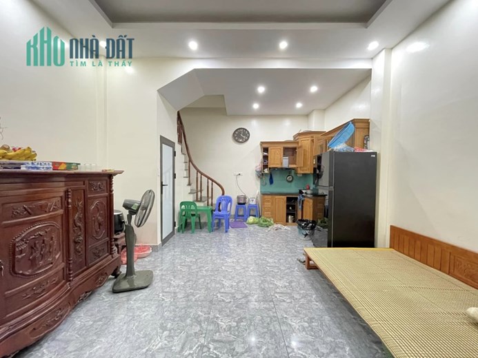 Nhà đẹp Thạch Bàn Long biên 30m 4 tầng 4m mặt tiền giá rẻ 2.9 tỷ