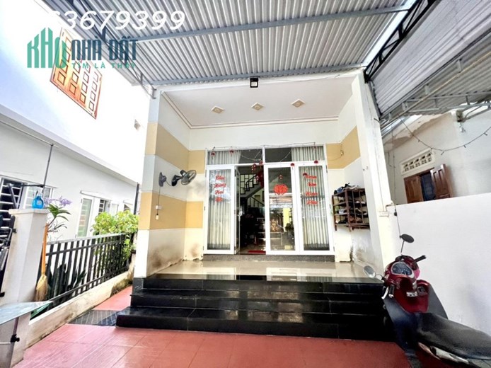 Bán nhà 3 tầng 201m2 mặt đường Miếu Bà rộng 7m chỉ 17,5tr/m2