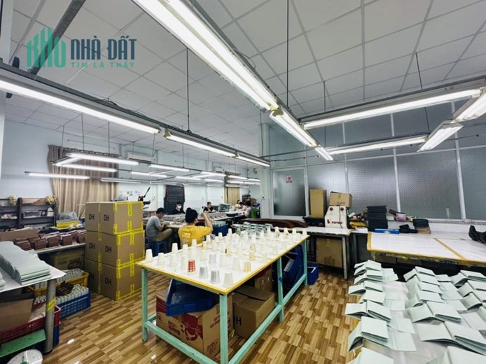 Bán nhà mặt tiền tặng xưởng sx ví da 300m2 đường Xuân Thới Sơn , Hóc Môn , giá sốc
