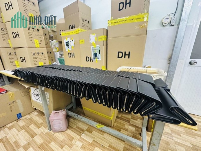 Bán nhà mặt tiền tặng xưởng sx ví da 300m2 đường Xuân Thới Sơn , Hóc Môn , giá sốc
