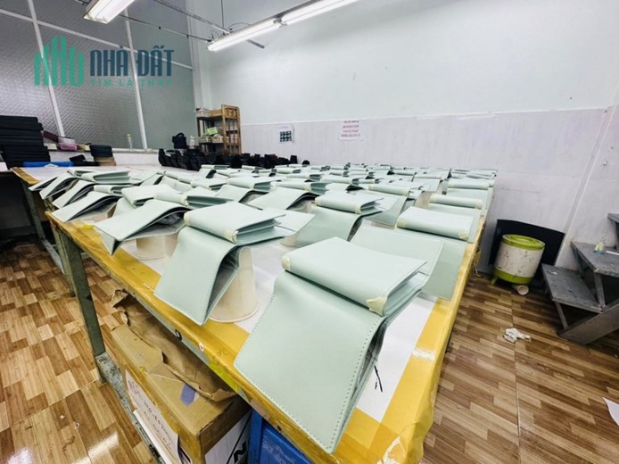 Bán nhà mặt tiền tặng xưởng sx ví da 300m2 đường Xuân Thới Sơn , Hóc Môn , giá sốc