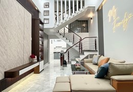 Bán nhà Chợ Hàng Cũ, 40m 3 tầng GIÁ 2.15 tỉ có sân cổng riêng, tặng nội thất