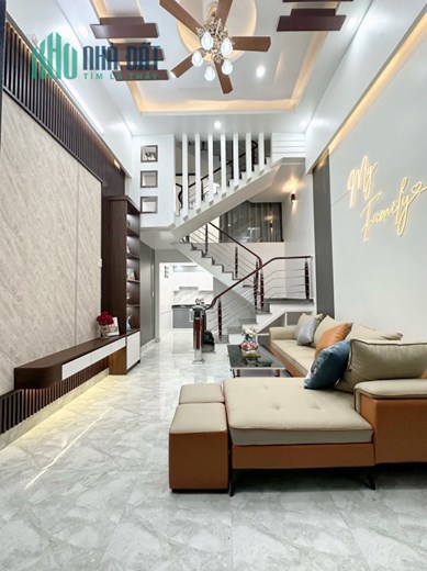 Bán nhà Chợ Hàng Cũ, 40m 3 tầng GIÁ 2.15 tỉ có sân cổng riêng, tặng nội thất