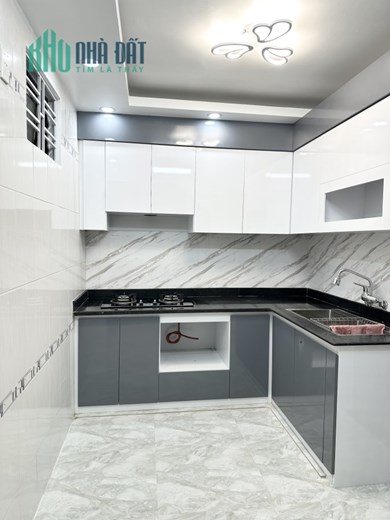 Bán nhà Chợ Hàng Cũ, 40m 3 tầng GIÁ 2.15 tỉ có sân cổng riêng, tặng nội thất