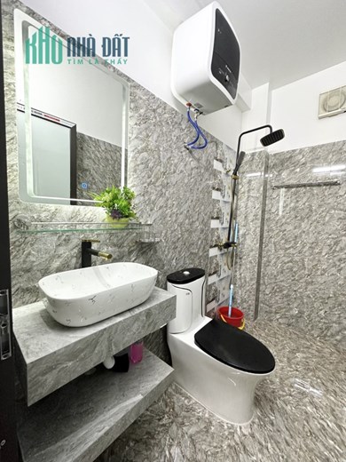 Bán nhà Chợ Hàng Cũ, 40m 3 tầng GIÁ 2.15 tỉ có sân cổng riêng, tặng nội thất