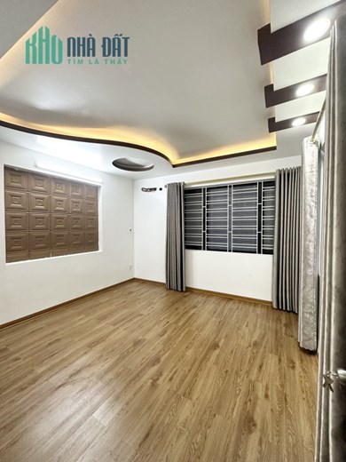 Bán nhà Chợ Hàng Cũ, 40m 3 tầng GIÁ 2.15 tỉ có sân cổng riêng, tặng nội thất