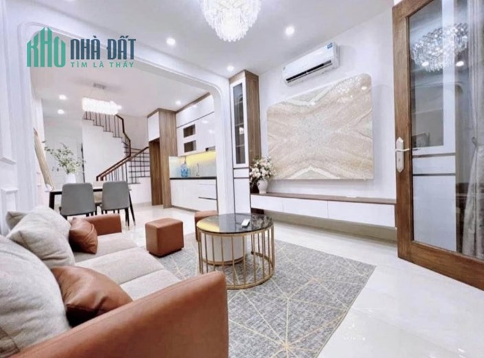 Bán nhà Hồ Tùng Mậu, 40m2 5 tầng, 4 phòng ngủ, full nội thất, cách phố 20mm, gần chỗ để xe oto, giá