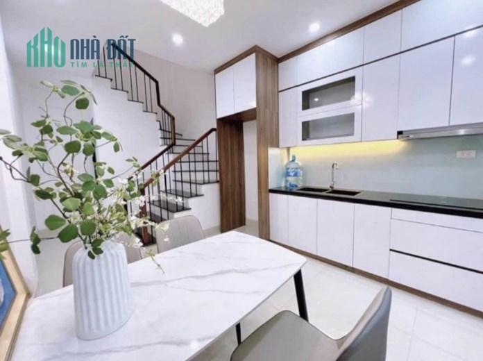 Bán nhà Hồ Tùng Mậu, 40m2 5 tầng, 4 phòng ngủ, full nội thất, cách phố 20mm, gần chỗ để xe oto, giá
