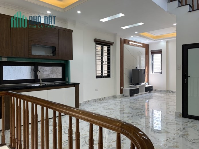 Nhà 5 tầng diện tích 37.5m, có 5 phòng, gần đường ô tô, có sân để xe và bãi ô tô gần cạnh