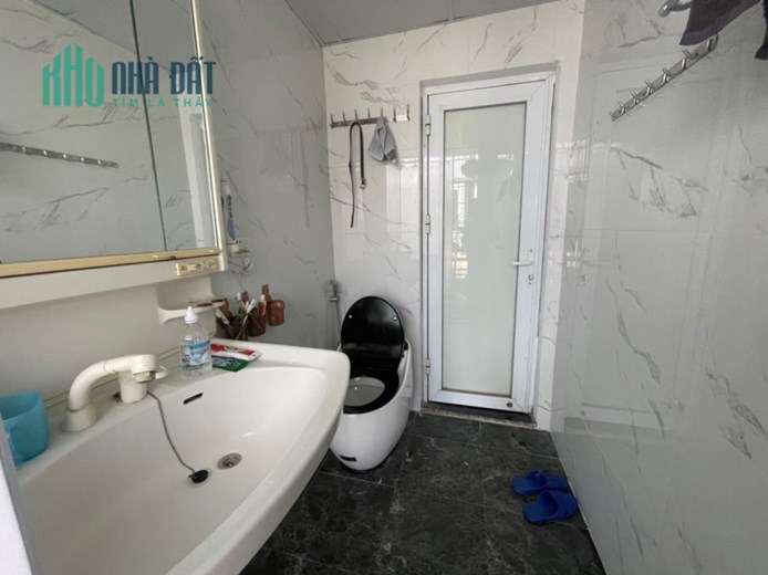 Bán căn hộ 2 ngủ chung cư cán bộ TW Đảng đường Hoàng Quốc Việt 72m2 giá 2,85 tỷ full nội thất