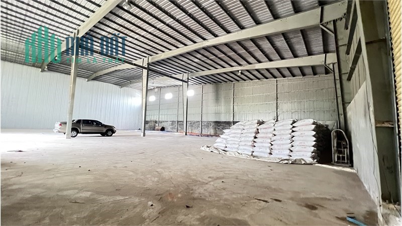 nhà xưởng sản xuất , kho bãi chứa hàng. gần khu công nghiệp thuận lợi giao thông