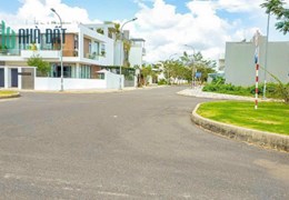 Bán lô góc biệt thự Gói 5 (Thái Hưng), Mỹ Gia, Nha Trang đối diện bồn hoa chỉ 33tr/m2