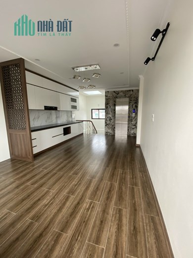 Nhà Võng Thị cạnh Hồ Tây 7T thang máy ô tô vào nhà, dân tự xây, 2 mặt thoáng trước sau, hơn 10tỷ