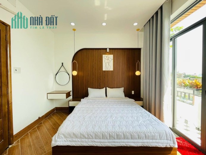 Bán nhà HXH 8m - D2 - Nguyễn Gia Trí. DT: 5.3mx17m, 4T, HĐT: 23tr. Giá: 13,7 tỷ TL.