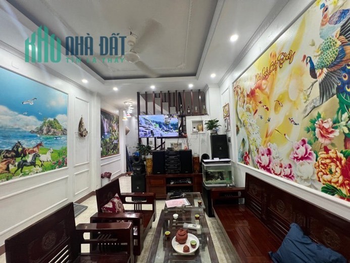 Nhà Thạch Bàn Ngọc Trì , Long Biên 40M x 4T , Ngõ Nông , Ô Tô Đỗ Cổng , Sát Ô Tô Tránh . Giá 3.7 Tỷ