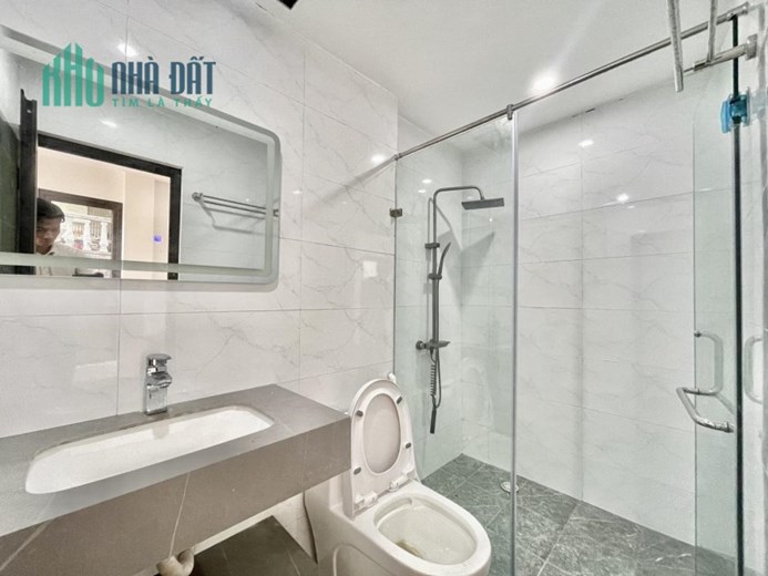 BÁN GẤP NHÀ THẠCH BÀN LONG BIÊN . 40M X 4T . GIÁ 5 TỶ . Ô TÔ , VỈA HÈ , NGÕ THÔNG .