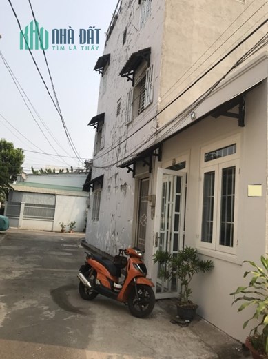 Bán nhà Quận 9 Gía Rẻ, nhà nở hậu có giếng trời thoáng mát, Xe hơi đỗ cửa