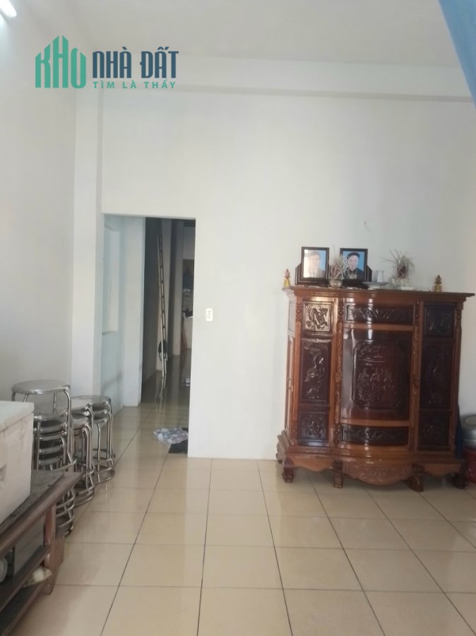 BÁN NHÀ Ở NGAY KHU A32 CỔNG 4 SÂN BAY GIÁ RẺ 2.8x TỶ