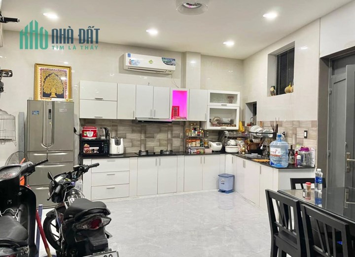 BIỆT THỰ MINI - XE HƠI NGỦ NHÀ -76m2 - SỔ NỞ HẬU - SÁT MT ĐƯỜNG NGUYÊN HỒNG.