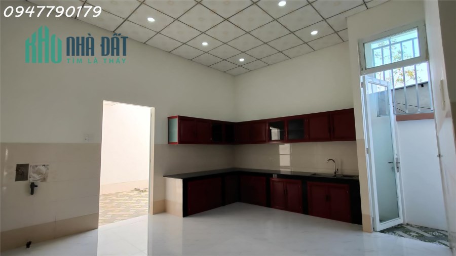 Nhà đẹp, giá hấp dẫn: 3 phòng ngủ sát đường Trường Chinh